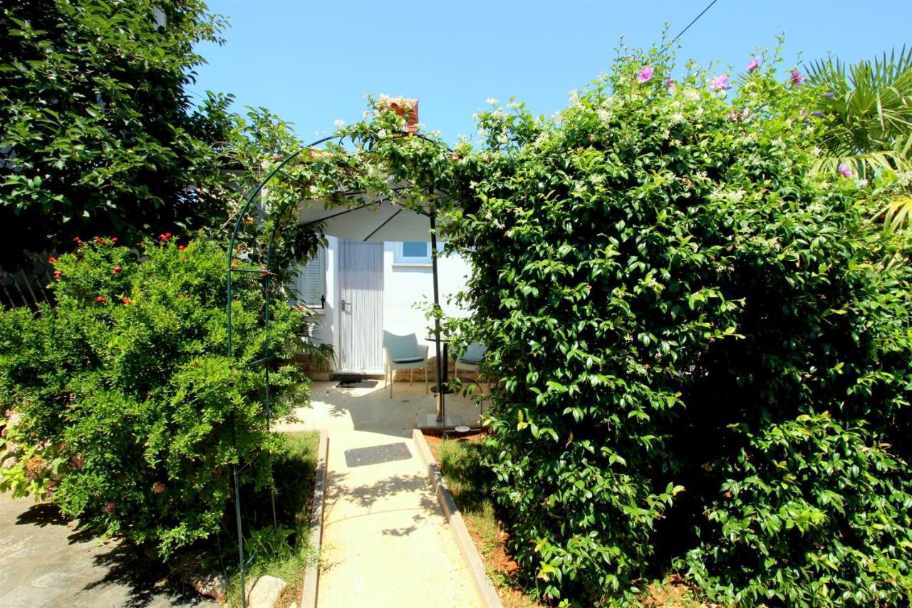 Tamara, Little With Bed, Bathroom, Air Conditiong, Wifi, Parking Novigrad (Istria)